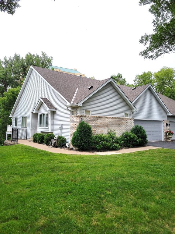 8203 Creekside Circle, Bloomington, MN 55437