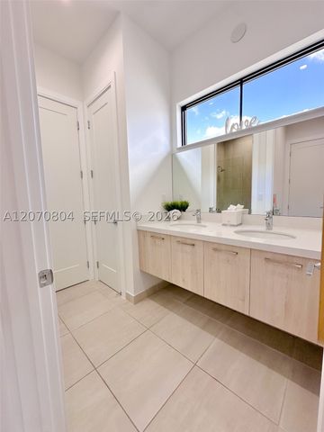8286 NW 51st Ter, Doral, FL 33166
