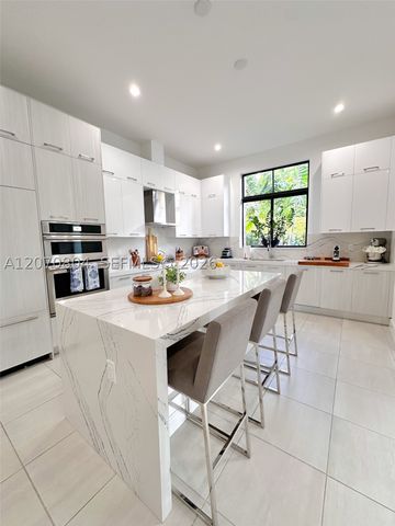 8286 NW 51st Ter, Doral, FL 33166