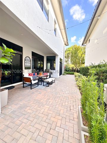 8286 NW 51st Ter, Doral, FL 33166