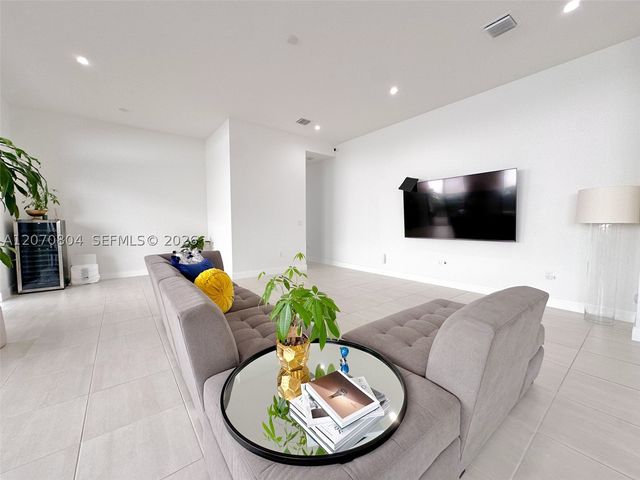8286 NW 51st Ter, Doral, FL 33166