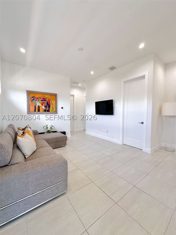 8286 NW 51st Ter, Doral, FL 33166