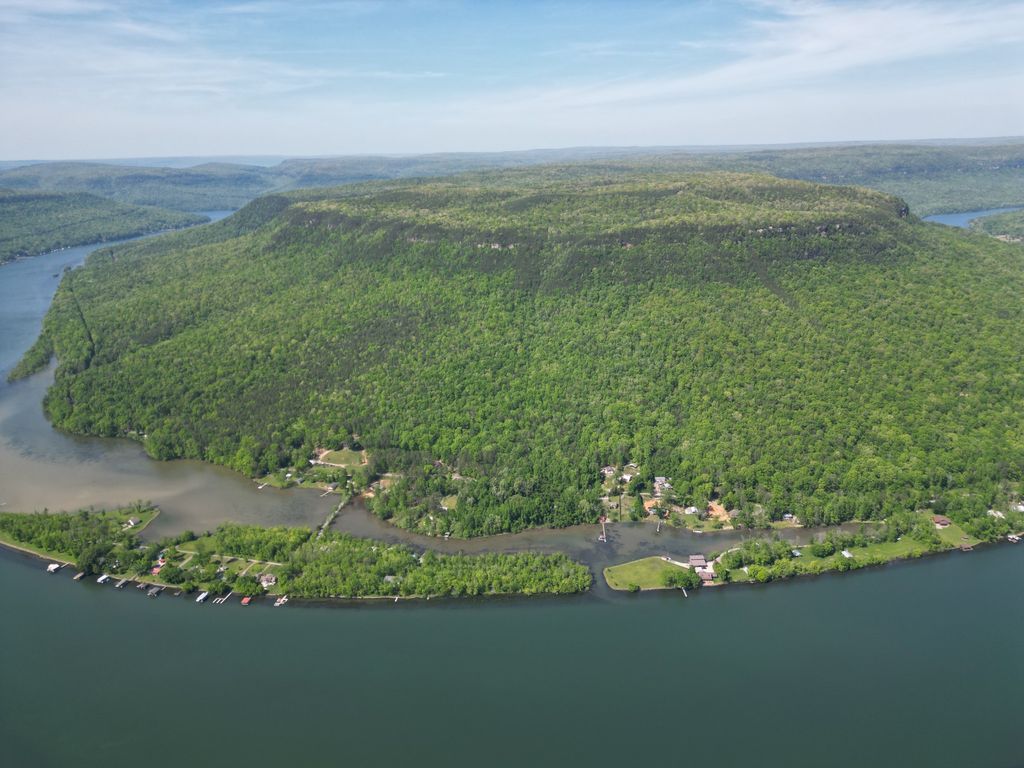 9856 Mullins Cove Road, Whitwell, TN 37397