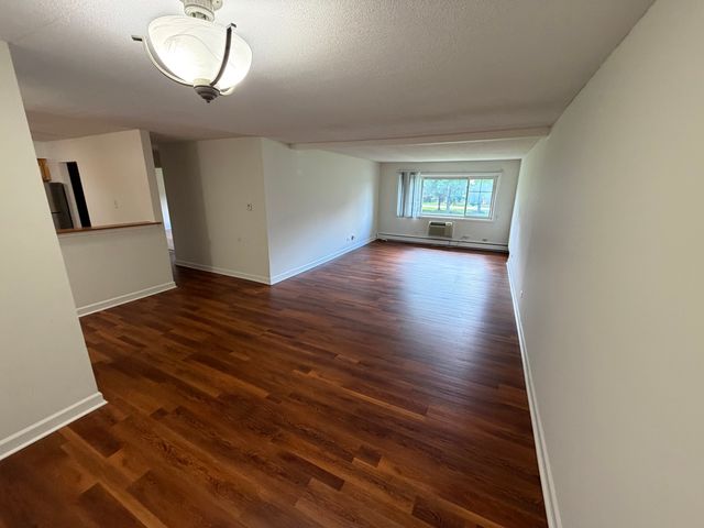 375 W Winchester Road 306, Libertyville, IL 60048