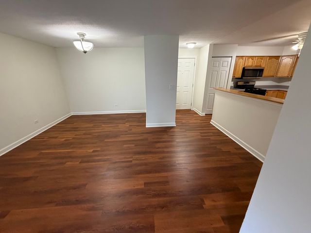 375 W Winchester Road 306, Libertyville, IL 60048
