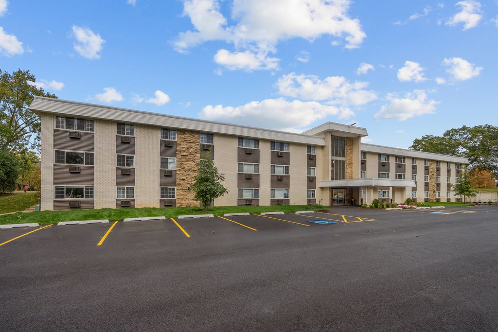 375 W Winchester Road 306, Libertyville, IL 60048