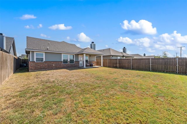 429 Travis Drive, Mcgregor, TX 76657