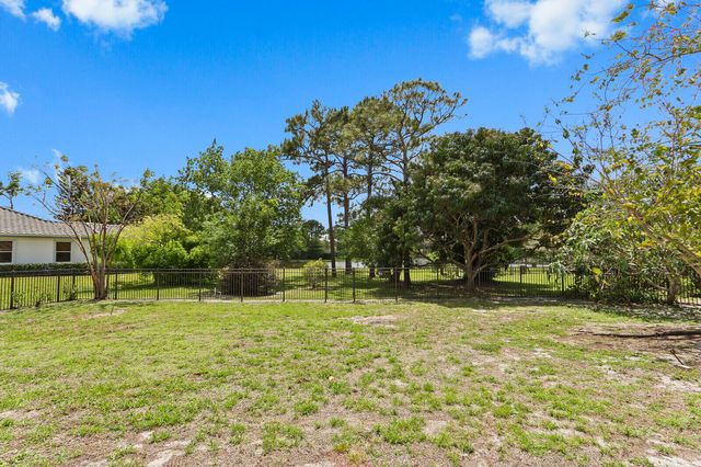 8280 Woodsmuir Drive, Palm Beach Gardens, FL 33412