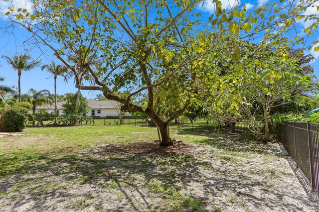 8280 Woodsmuir Drive, Palm Beach Gardens, FL 33412
