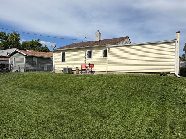 309 E 20th Street S, Newton, IA 50208