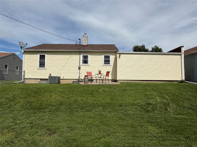 309 E 20th Street S, Newton, IA 50208