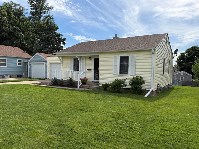 309 E 20th Street S, Newton, IA 50208
