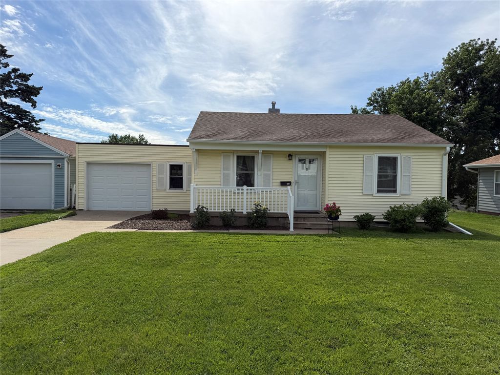 309 E 20th Street S, Newton, IA 50208