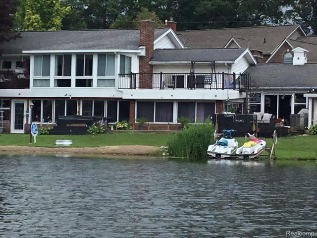 6003 Rolton Court, Waterford Charter Township, MI 48329