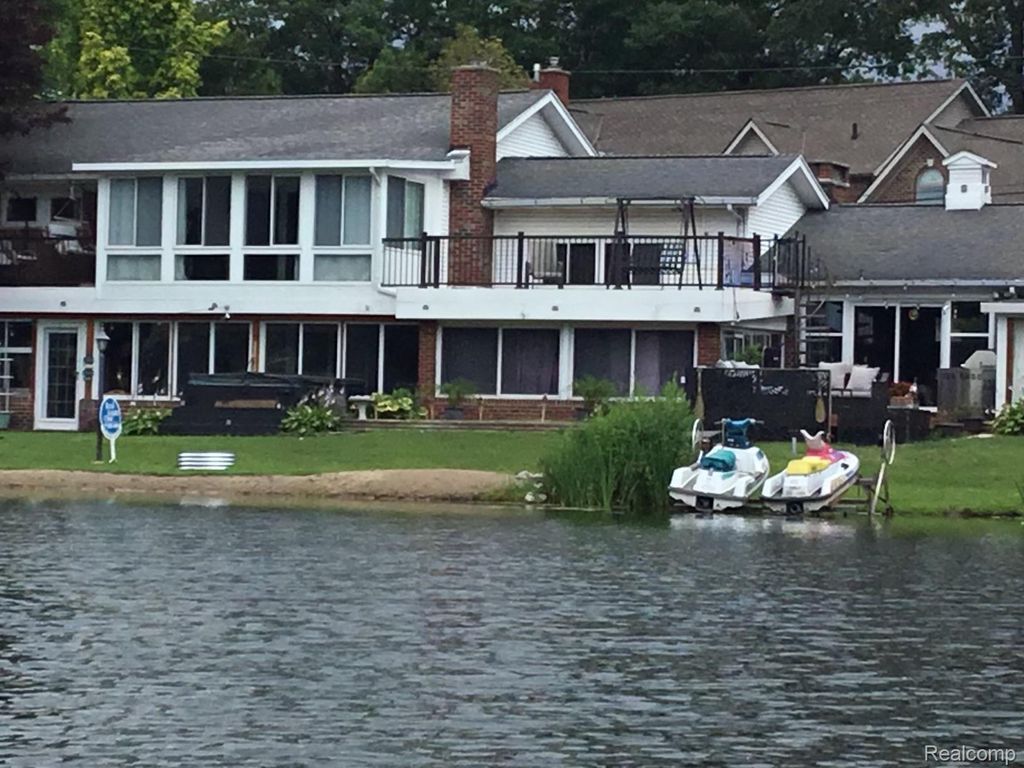 6003 Rolton Court, Waterford Charter Township, MI 48329