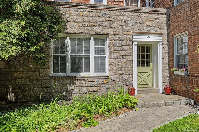 104 Pinewood Rd 3C, Hartsdale, NY 10530