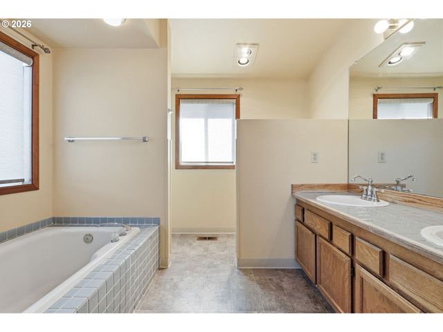 17512 Nw FIELDSTONE Dr, Beaverton, OR 97006