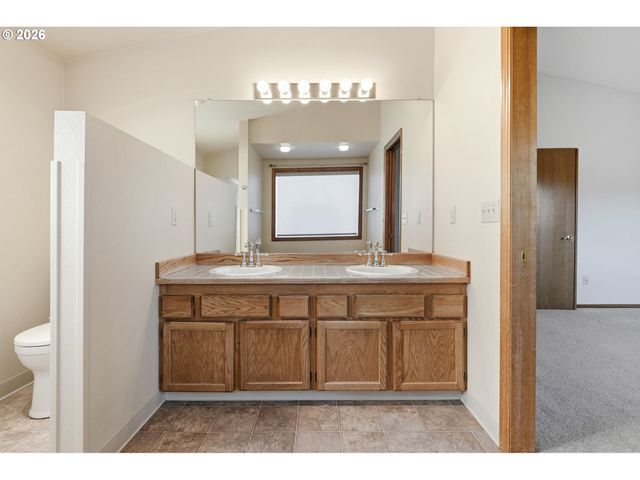 17512 Nw FIELDSTONE Dr, Beaverton, OR 97006