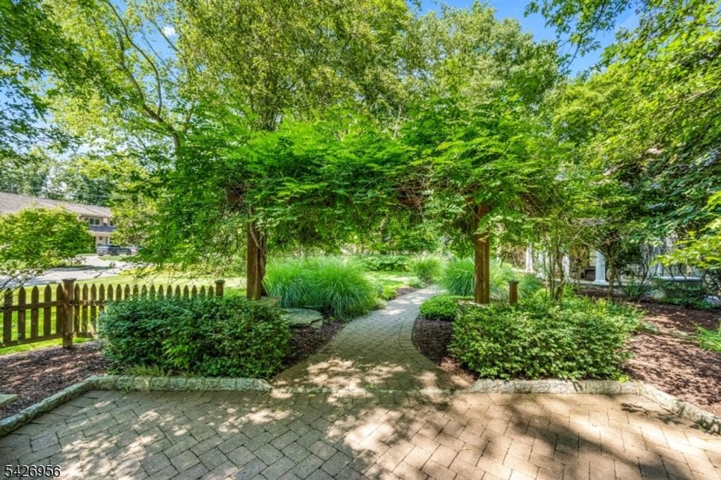 8 White Pine Rd, Upper Saddle River Boro, NJ 07458 — photo 3