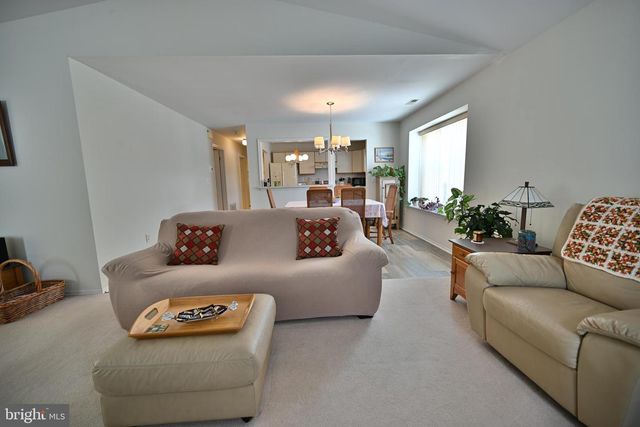 306 HILLTOP LN E, Columbus, NJ 08022