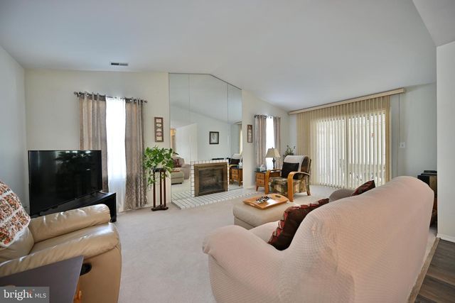 306 HILLTOP LN E, Columbus, NJ 08022