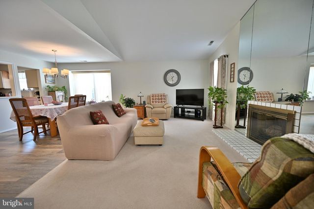 306 HILLTOP LN E, Columbus, NJ 08022