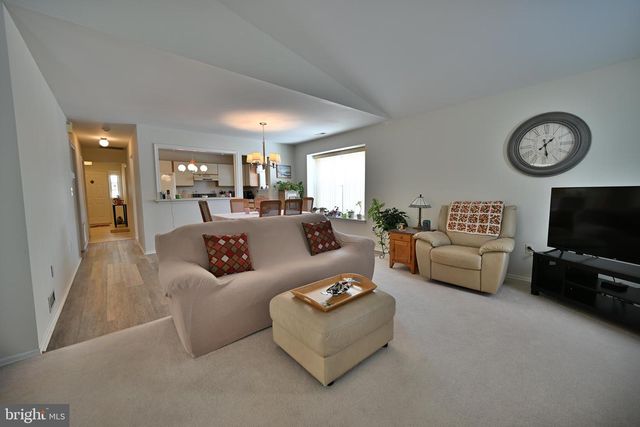 306 HILLTOP LN E, Columbus, NJ 08022