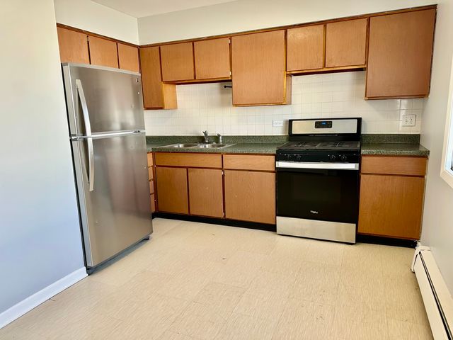 550 N Ardmore Avenue 2W, Villa Park, IL 60181