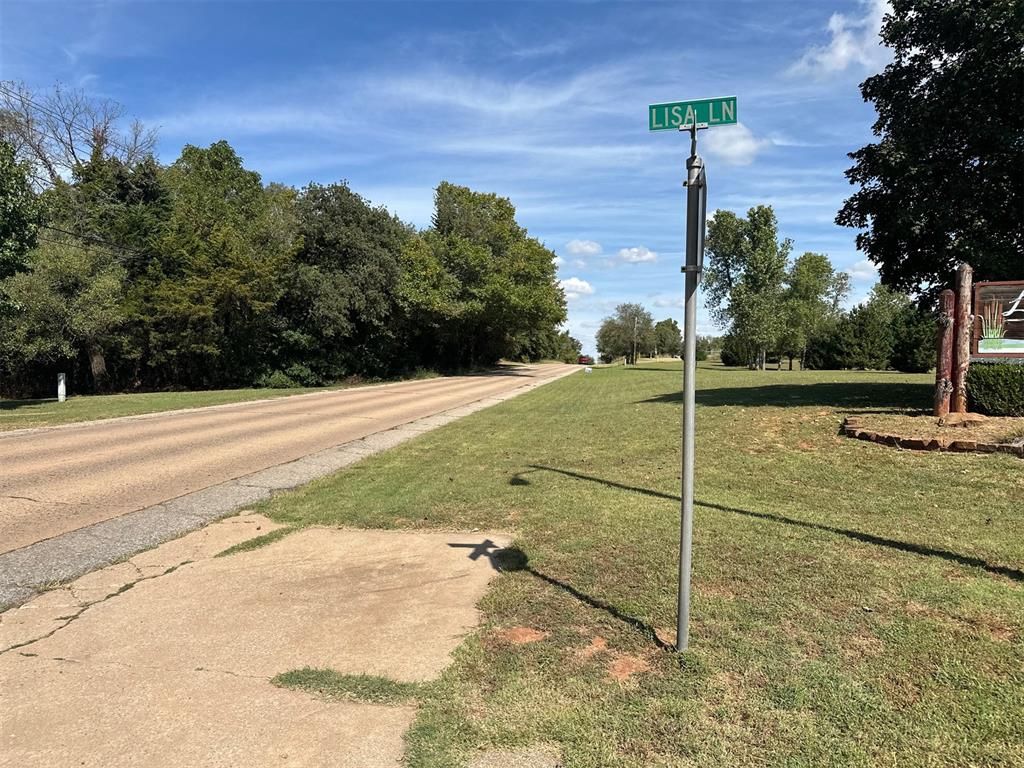 Image 11 of property listing at 101 E Lisa Lane, Guthrie, OK 73044