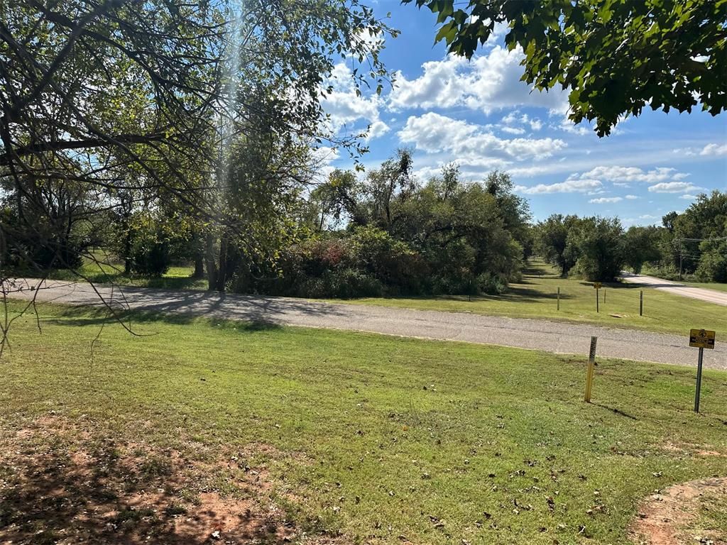 Image 14 of property listing at 101 E Lisa Lane, Guthrie, OK 73044