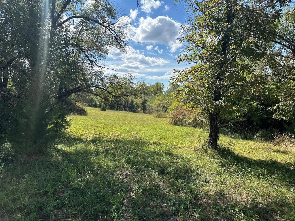 Image 17 of property listing at 101 E Lisa Lane, Guthrie, OK 73044