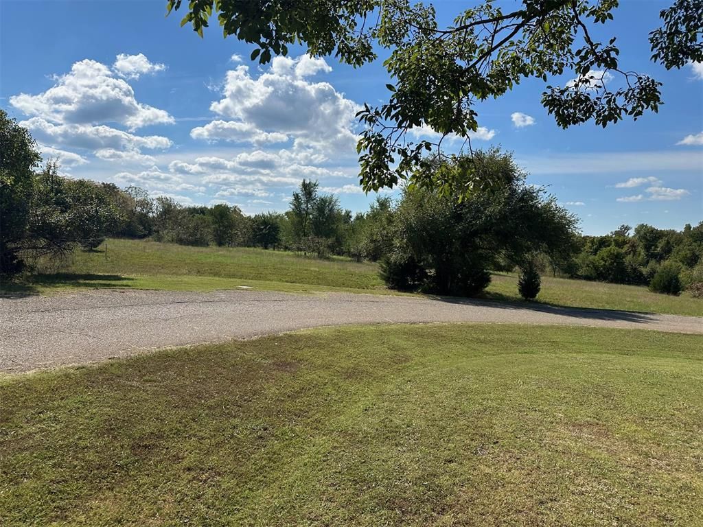 Image 3 of property listing at 101 E Lisa Lane, Guthrie, OK 73044