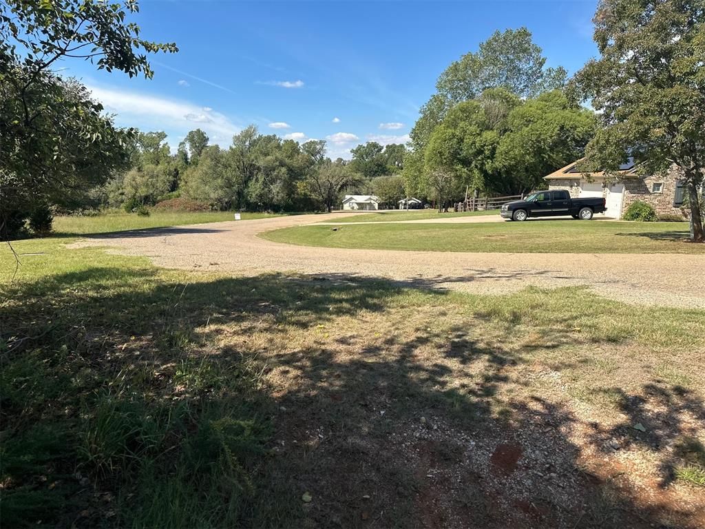 Image 4 of property listing at 101 E Lisa Lane, Guthrie, OK 73044