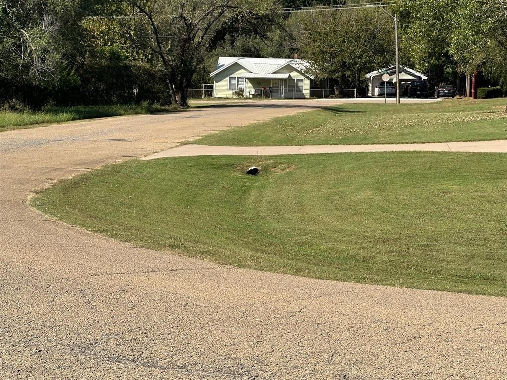 Image 5 of property listing at 101 E Lisa Lane, Guthrie, OK 73044