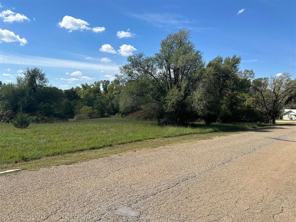 Image 10 of property listing at 101 E Lisa Lane, Guthrie, OK 73044