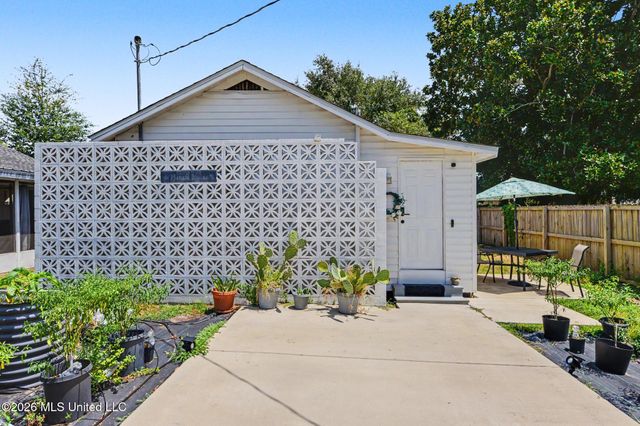 1095 Columbus Street, Biloxi, MS 39530