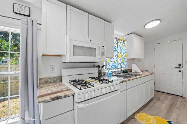 1095 Columbus Street, Biloxi, MS 39530