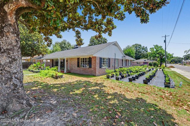 1095 Columbus Street, Biloxi, MS 39530