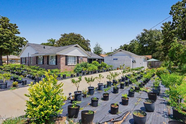 1095 Columbus Street, Biloxi, MS 39530