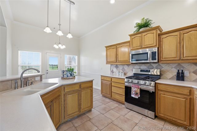 12512 N 165th East Avenue, Collinsville, OK 74021