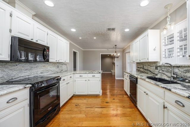 6008 Martin Place, Bartlesville, OK 74006