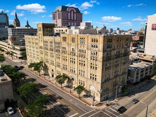 270 E Highland AVENUE #916, Milwaukee, WI 53202