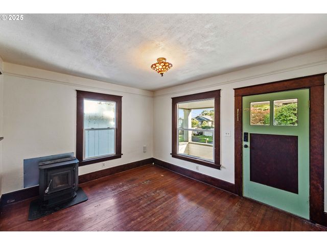 543 S 12TH St, Coos Bay, OR 97420