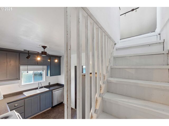 543 S 12TH St, Coos Bay, OR 97420