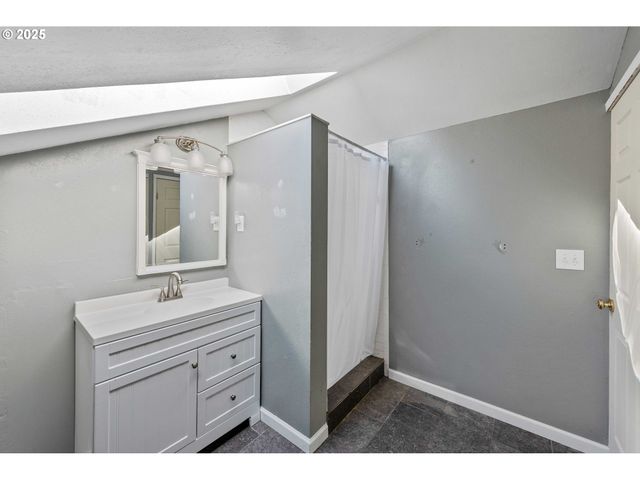 543 S 12TH St, Coos Bay, OR 97420