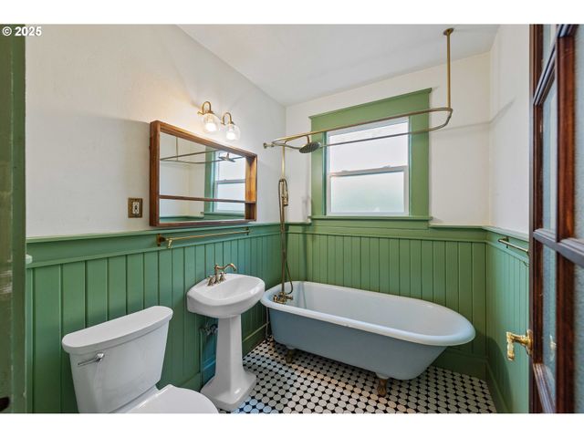 543 S 12TH St, Coos Bay, OR 97420