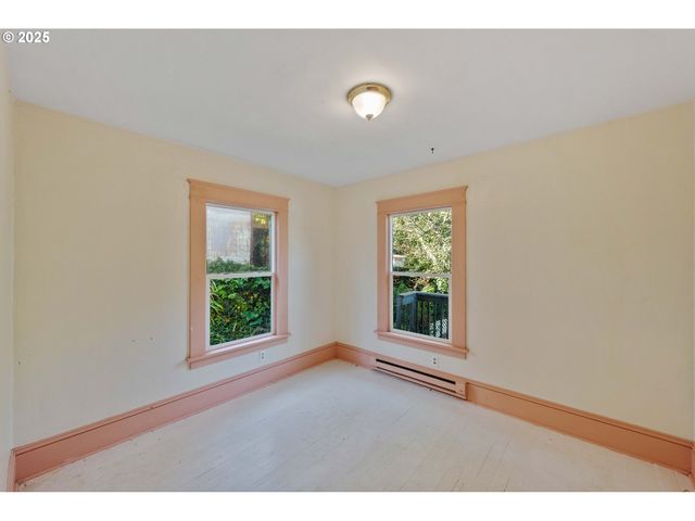 543 S 12TH St, Coos Bay, OR 97420