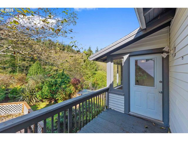 543 S 12TH St, Coos Bay, OR 97420