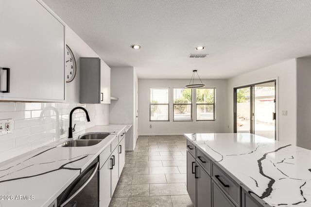 3216 W MOLLY Lane, Phoenix, AZ 85083