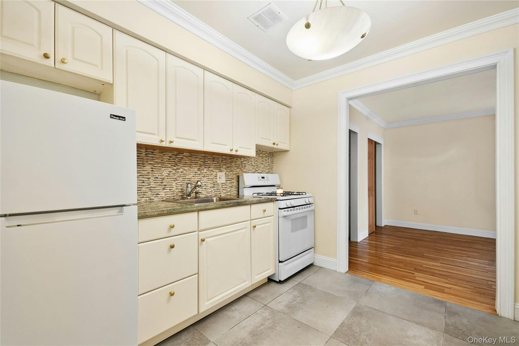 137 E 235th Street, Bronx, NY 10470 — photo 5